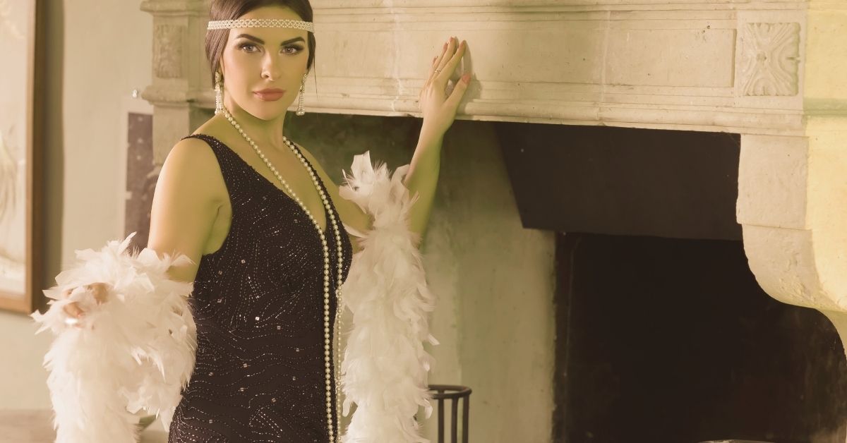 1920s lady with white boa